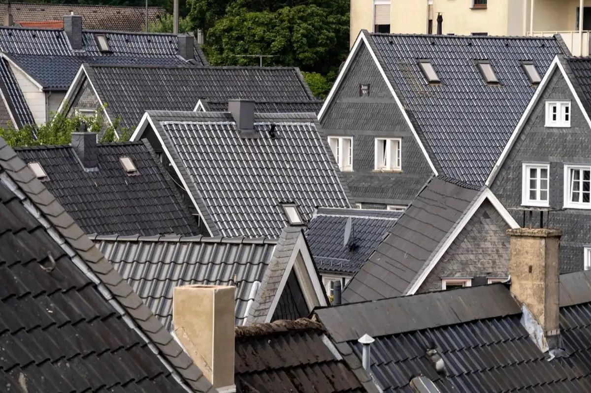 Steep roof eaves and gutter lines on houses in Midland, TX